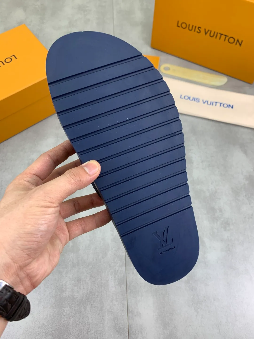 Men's shoes 💰P300💰【New style】🆘 Original quality 【LOUIS VUITTON】The popular Louis Vuitton LV men's slippers on the official website are on sale simultaneously! Original fabric imported from Italy, original factory special supply, code number: 38-44 (45 customized), many colors available
